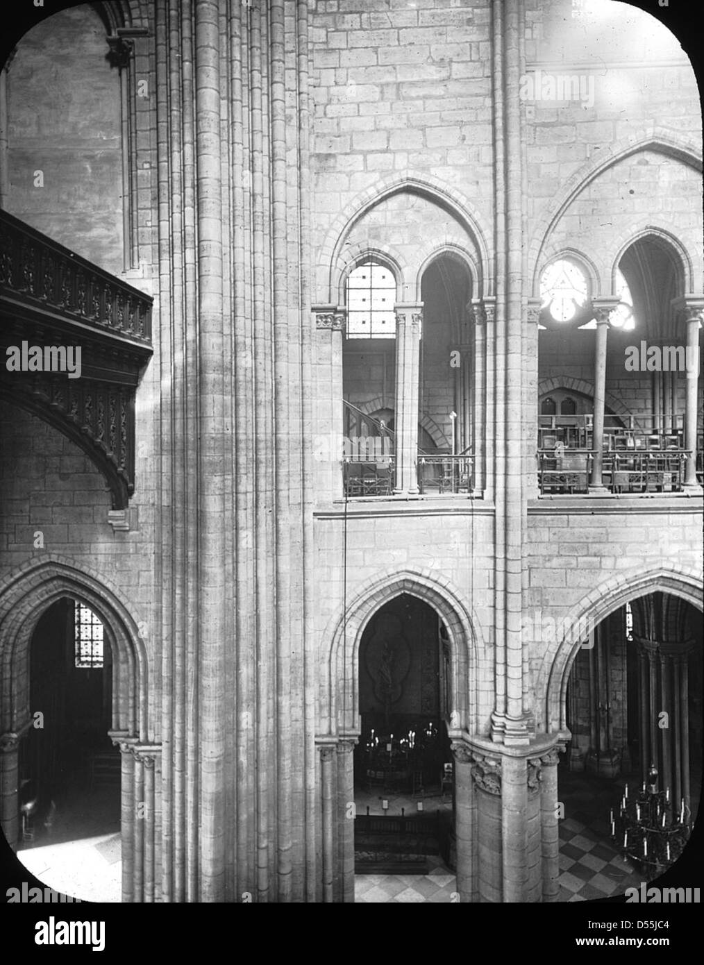 Photographie en noir et blanc de la cathédrale notre-Dame de Paris, prise en 1903. L'image capture la grandeur architecturale de la cathédrale, avec ses contreforts volants distincts et sa rosace. La photographie a été prise par un photographe professionnel et fait partie de la collection du Brooklyn Museum. Banque D'Images