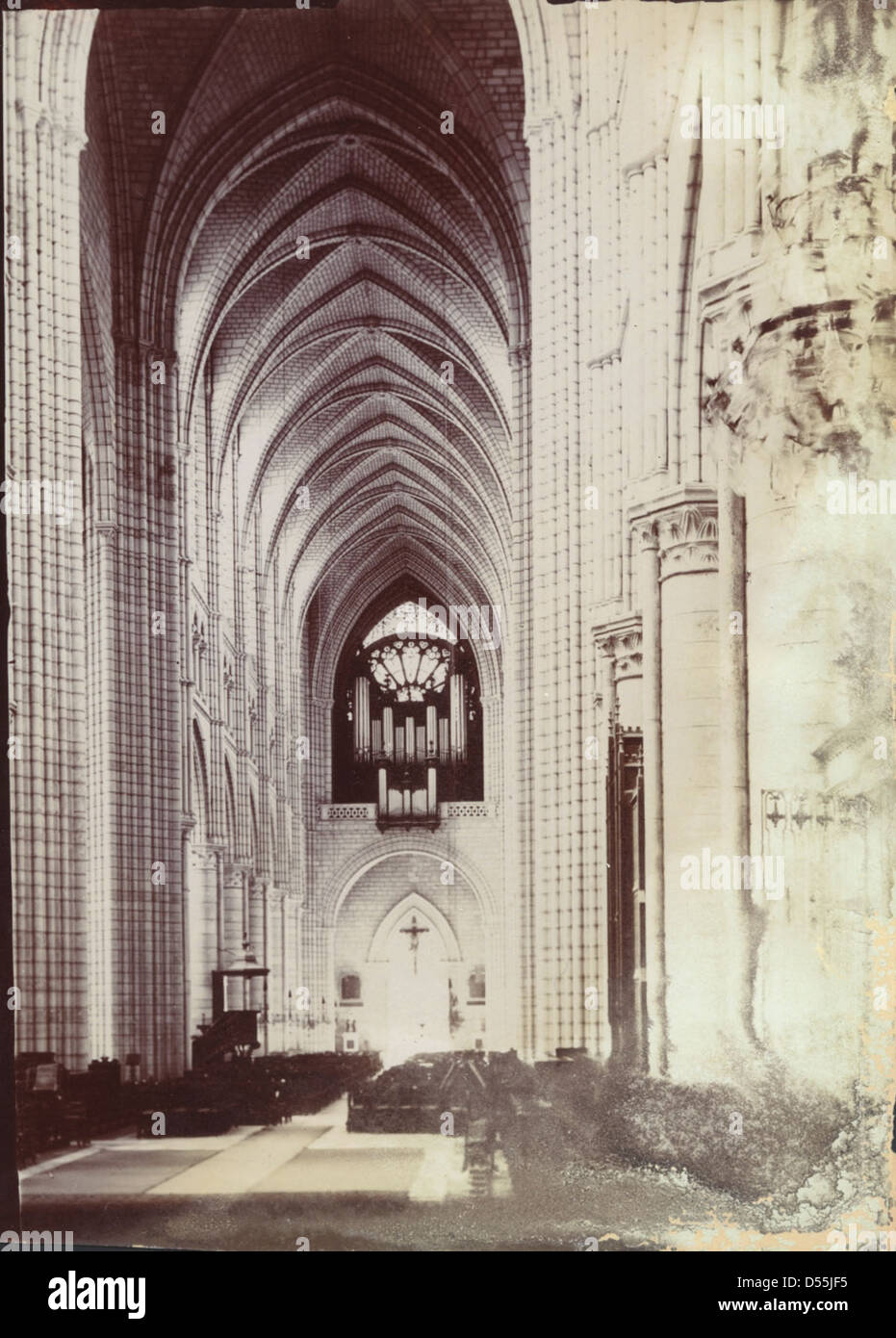 Une photographie de la cathédrale de Soissons, en France, prise en 1903, capturant son architecture gothique complexe et son importance historique dans la région. Banque D'Images