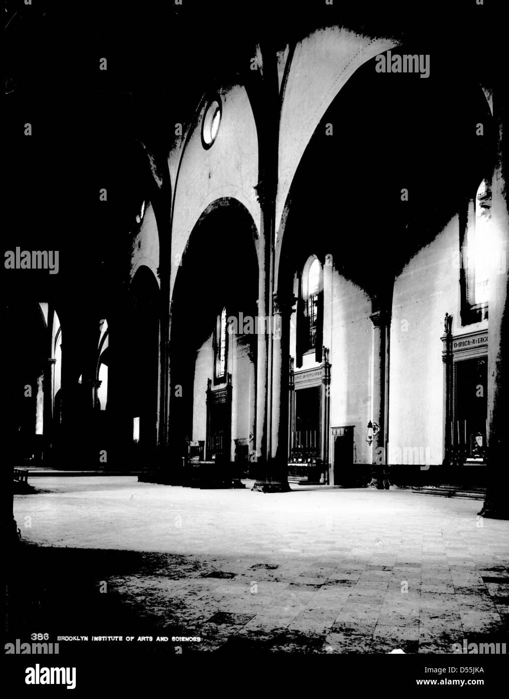 Photographie de l'église de S. Maria Novella à Florence, Italie, prise en 1895. Cette église est connue pour son architecture Renaissance, avec sa façade conçue par Leon Battista Alberti et ses magnifiques fresques à l'intérieur. Banque D'Images