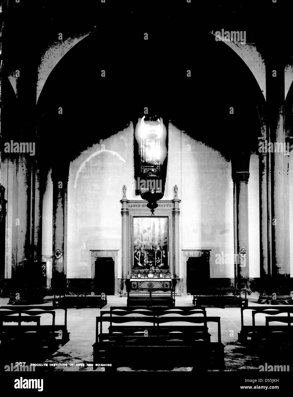 Cette photographie de l'église S. Maria Novella à Florence, en Italie, capture la beauté architecturale de l'église du XVe siècle, réputée pour sa façade distinctive et sa riche histoire en art et en religion. Banque D'Images