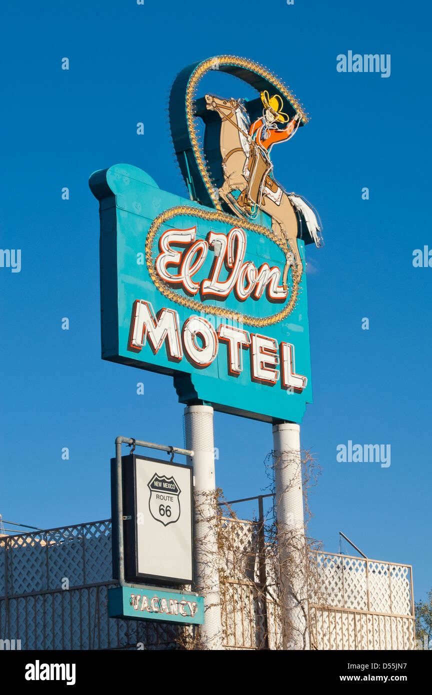 Un motel sign le long de la Route 66 à Albuquerque, Nouveau Mexique a connu des jours meilleurs. Banque D'Images