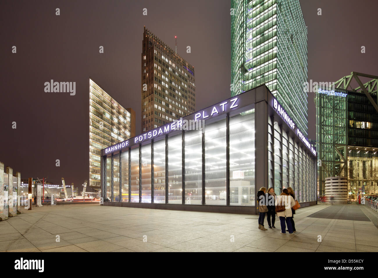 Berlin, Allemagne, les bâtiments avant éclairés à la Potsdamer Platz, la nuit Banque D'Images