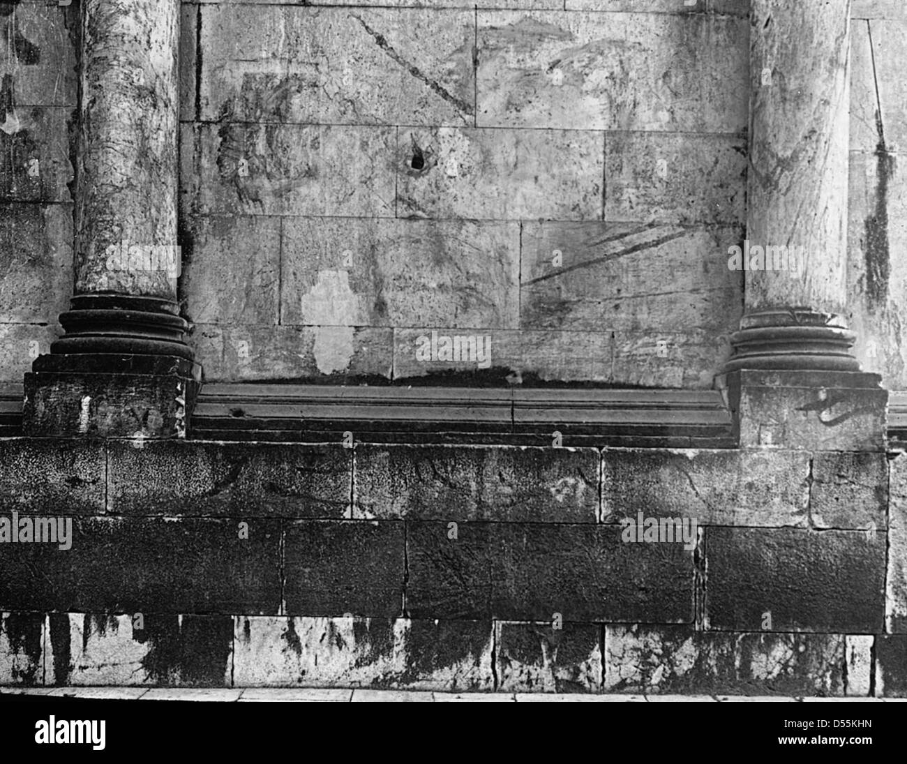Photographie en noir et blanc de l'église de San Michele à Lucques, en Italie, prise en 1895. L'église est un exemple bien conservé de l'architecture romane en Toscane, mettant en valeur son importance historique dans la région. Banque D'Images