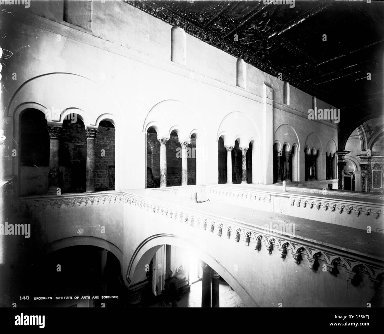 Une image de l'église historique S. Nicola à Bari, en Italie, capturée en 1895, mettant en valeur la beauté architecturale de la structure. Banque D'Images