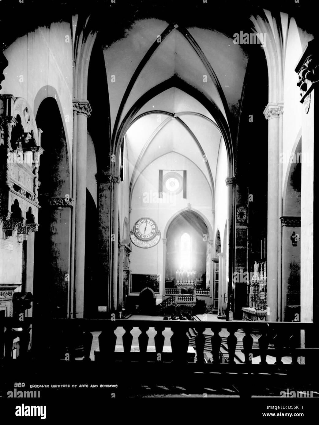 Photographie historique de l'église S. Maria Novella à Florence, Italie, prise en 1895. L'image capture la beauté architecturale et la grandeur de cette église emblématique au cœur de Florence. Banque D'Images