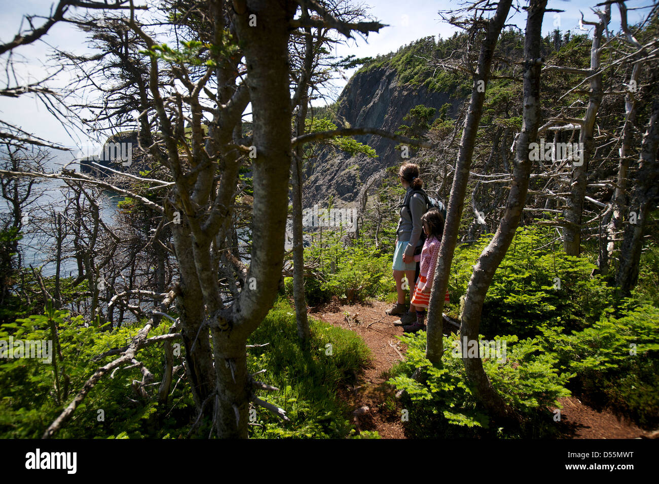 Mère et fille en profitant de la vue depuis les hautes falaises sur le sentier Skerwink à Terre-Neuve. Banque D'Images