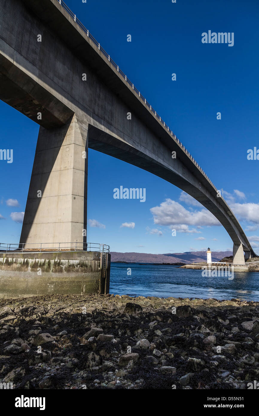 Le Skye Bridge sur le Loch Alsh reliant l'Ecosse Highland continentale avec l'île de Skye. Banque D'Images
