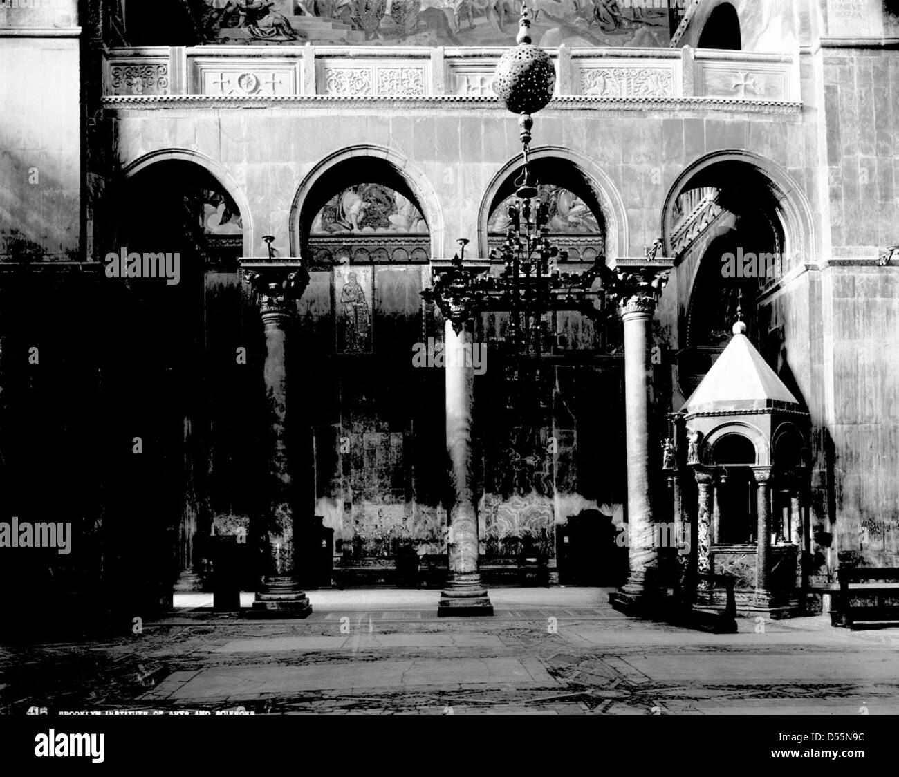 La basilique de Marc à Venise, Italie, photographiée en 1895. La basilique est une merveille architecturale, mettant en valeur les styles byzantin et vénitien, avec ses mosaïques complexes et ses dômes emblématiques. Banque D'Images