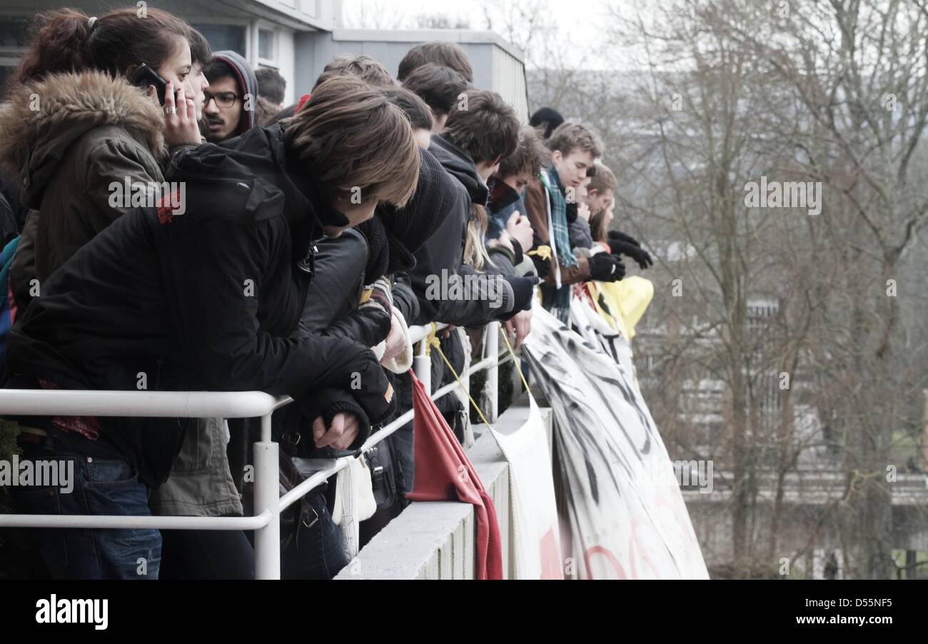 Brighton, Sussex, UK. 25 mars 2013. manifestants sur la balcon d'un immeuble de l'Université Sussex après l'occupation de l'étage supérieur. Plus tôt dans la journée, les manifestants ont marché dans l'ensemble de l'université au cours de la privatisation prévue d'un certain nombre de services du campus qui disent-ils se traduirait par des pertes d'emploi. Bref des échauffourées ont éclaté pendant la journée entre la police et les manifestants. Crédit : George Henton/Alamy Live News Banque D'Images