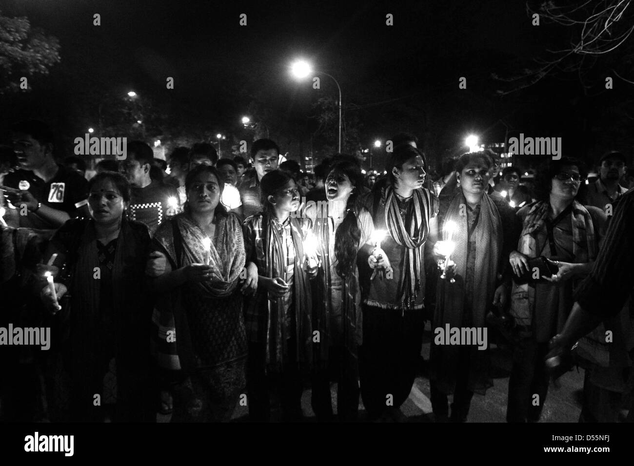 Dhaka, Bangladesh. 25 mars, 2013. L'organisation de l'insurrection à Ganajagaran Shahbagh Manch intersection se souvint de la nuit obscure de l'25 mars 1971, avec un traitement aux chandelles dans le capital de Dhaka en 25 mars 2012. En 1971, lorsque l'armée pakistanaise a attaqué les civils bengalis dans une tentative de mettre fin à leur mouvement de désobéissance civile pacifique menée par Bangabandhu Sheikh Mujibur Rahman qui a conduit à l'indépendance. Chef militaire du Pakistan et le Président Yahya Khan a ordonné aux troupes d'attaquer avant de quitter Paris pour le Pakistan dans la soirée du 25 mars Banque D'Images