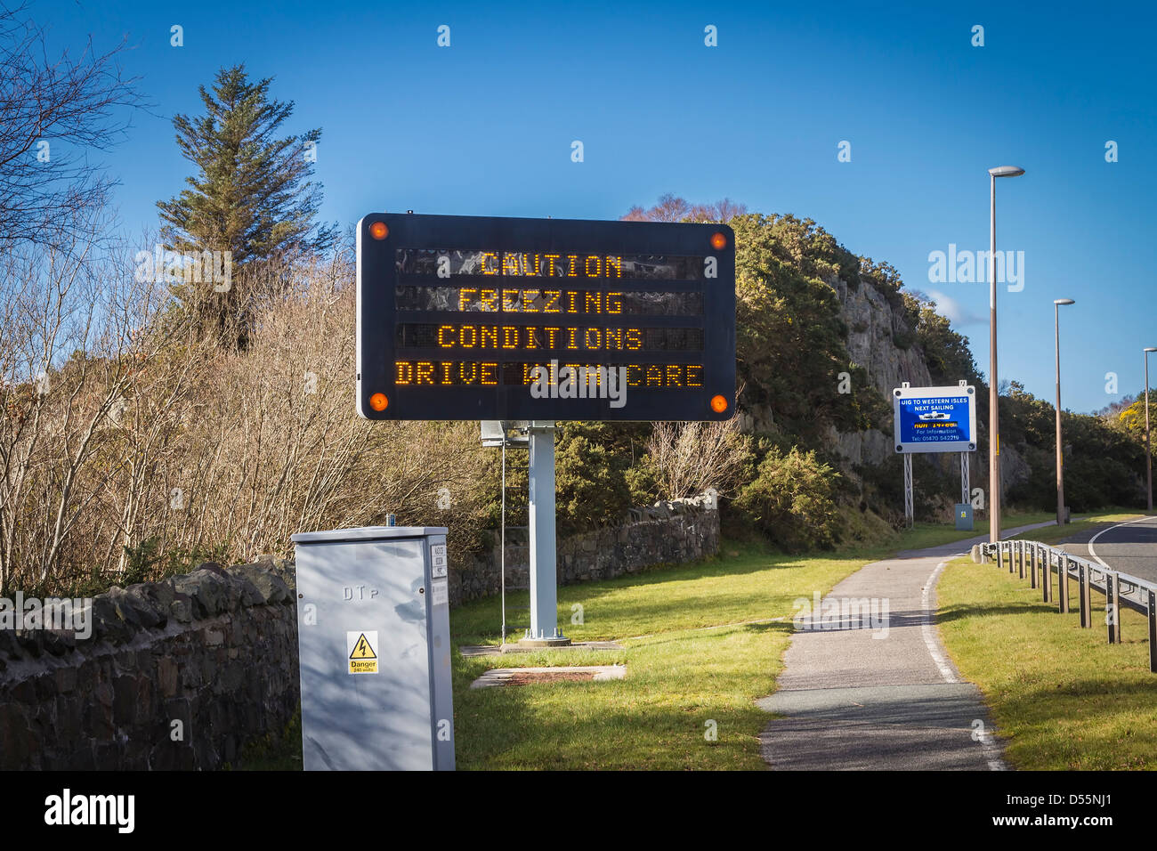 Panneau de circulation à côté de la route d'accès au pont de Skye, Kyle of Lochalsh, Western Highlands, Ecosse Banque D'Images