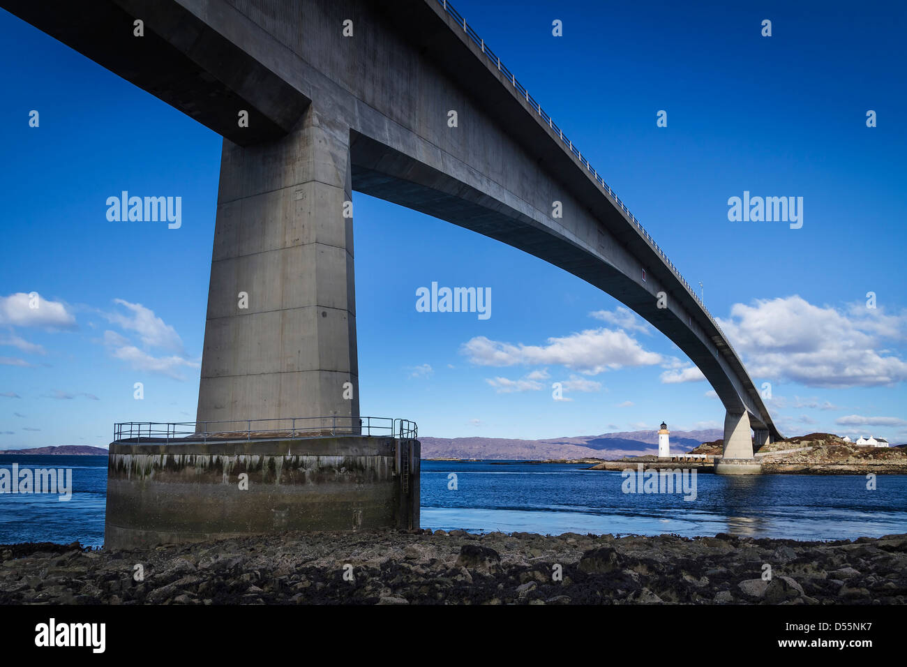 Le Skye Bridge sur le Loch Alsh reliant l'Ecosse Highland continentale avec l'île de Skye. Banque D'Images