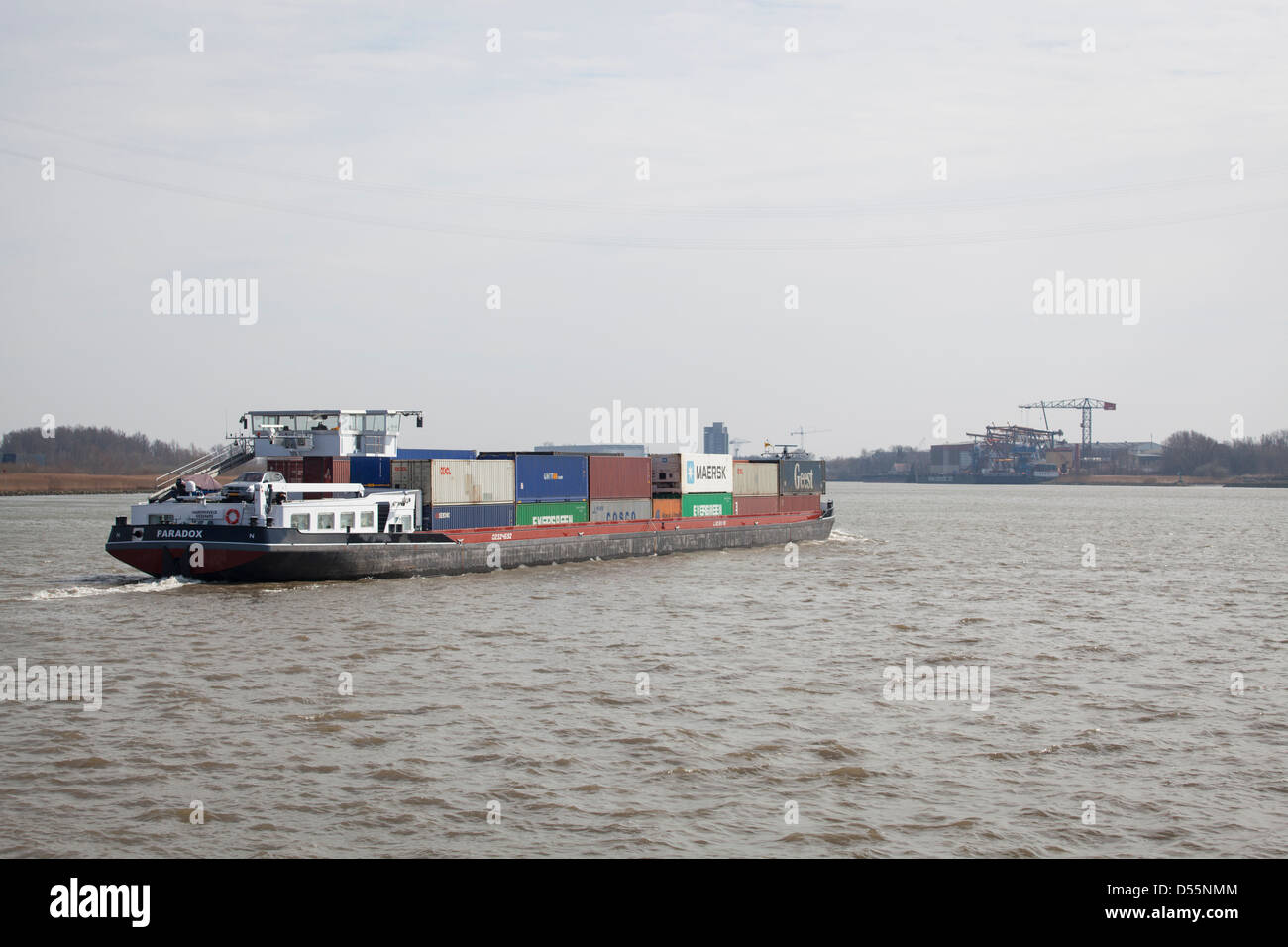 Porte-conteneurs ayant quitté le port de Rotterdam Banque D'Images