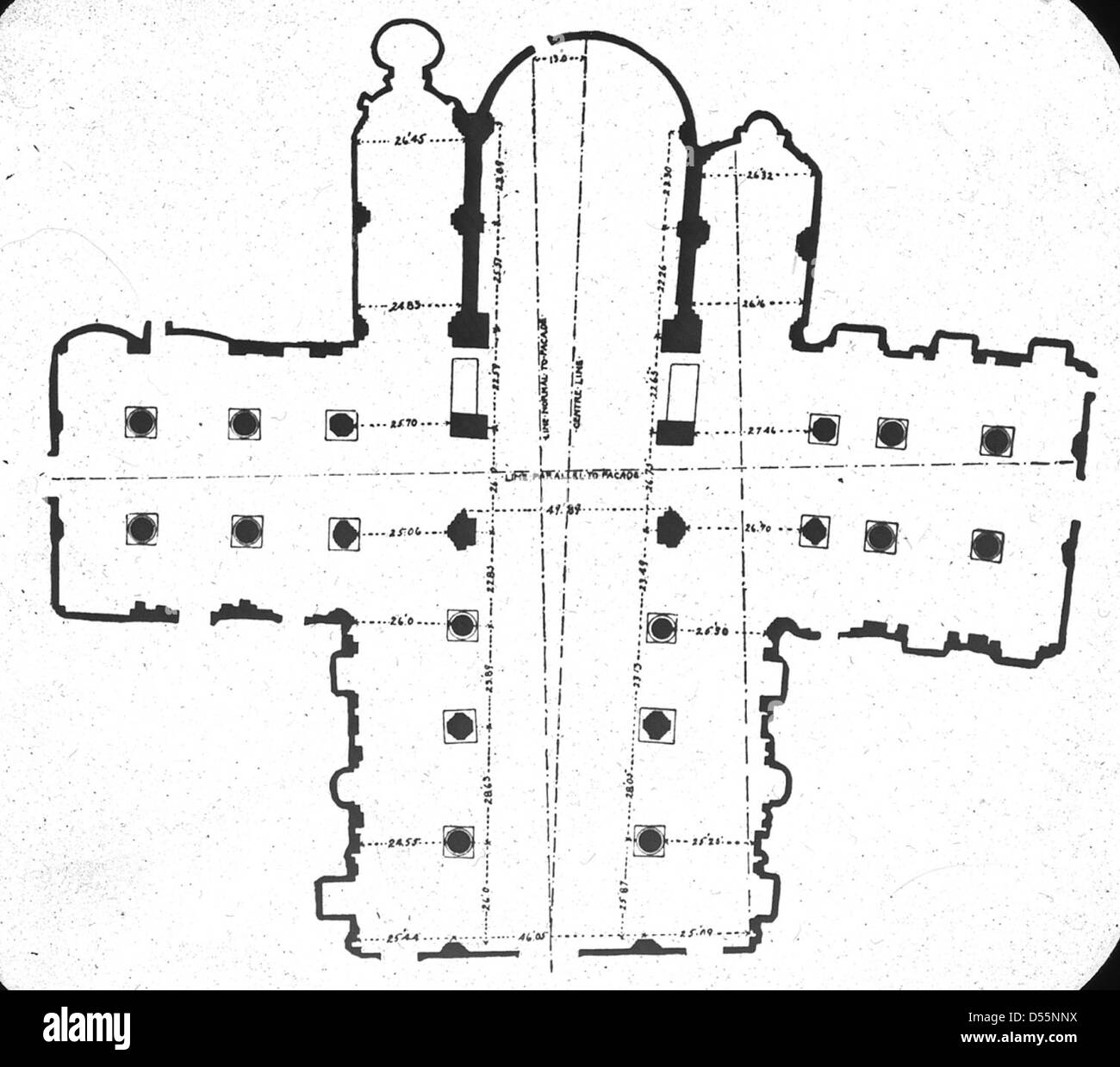 Une photographie historique de la cathédrale de Crémone en Italie, prise en 1895, mettant en évidence son architecture gothique et sa grande structure. Banque D'Images