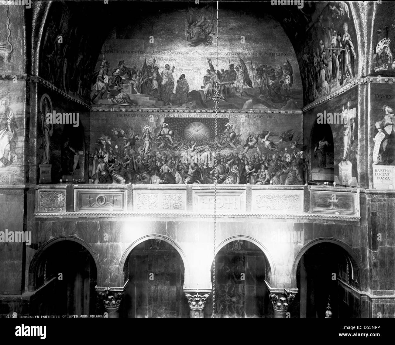 Une photographie de la basilique de Marc à Venise, Italie, prise en 1895. L'image met en valeur l'architecture byzantine et les détails artistiques de ce monument vénitien emblématique. Banque D'Images