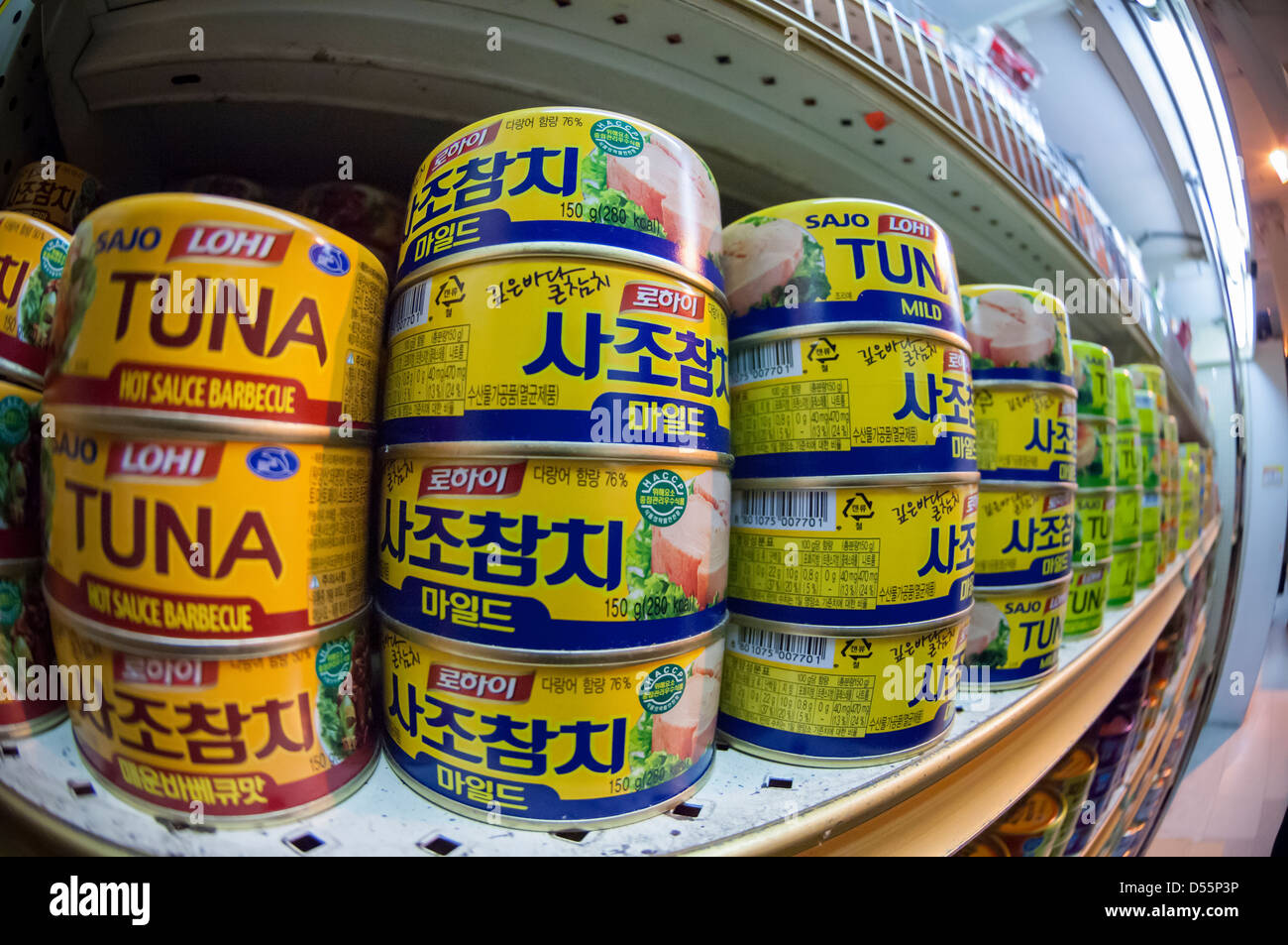 Boîtes de thon en provenance de la Corée sont vus dans un supermarché asiatique dans Koreatown à New York Banque D'Images