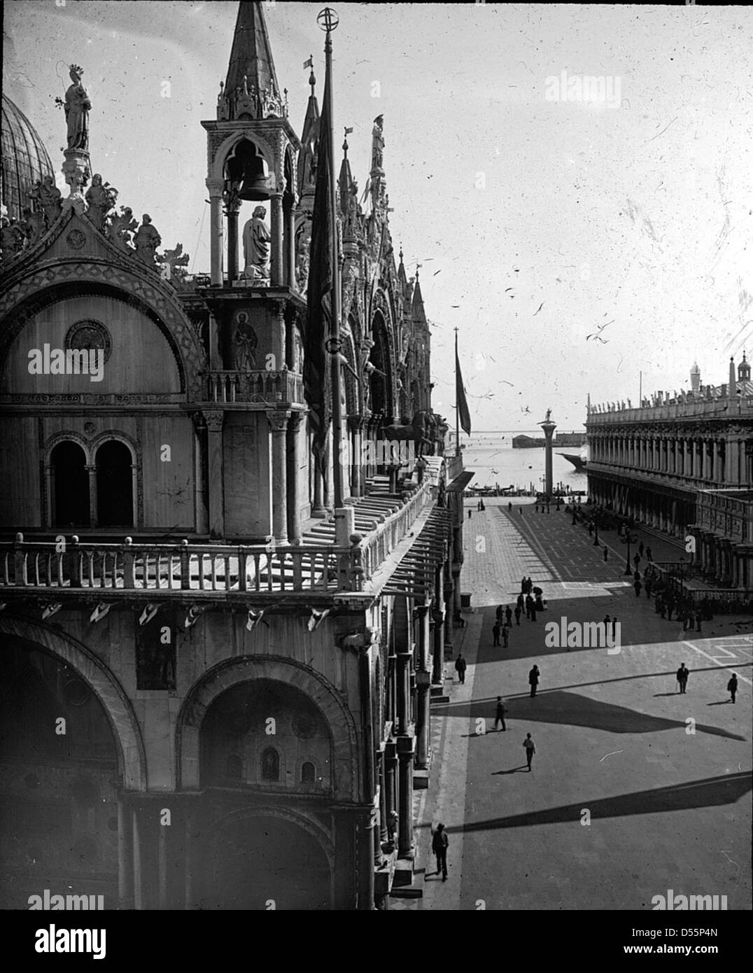 Cette photographie représente la basilique de Marc à Venise, en Italie, prise en 1895. L’architecture byzantine complexe de la basilique et les mosaïques sont mises en évidence sur la photo. Banque D'Images