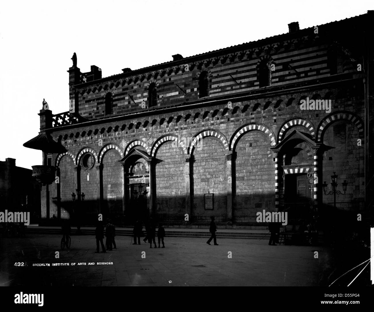 Cette photographie de 1895 montre la cathédrale de Prato en Toscane, en Italie. Connue pour son architecture romane, la cathédrale est un monument historique et culturel de la région. Banque D'Images
