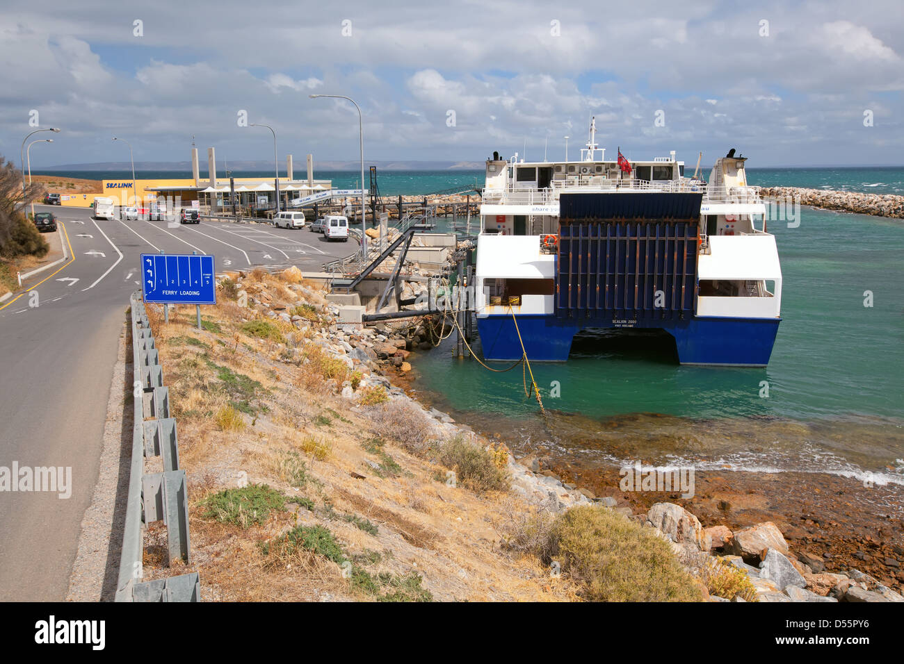 L'attaché de Ferry Sealink et amarré au quai à Cape Jervis sur la péninsule de Fleurieu en Australie du Sud Banque D'Images