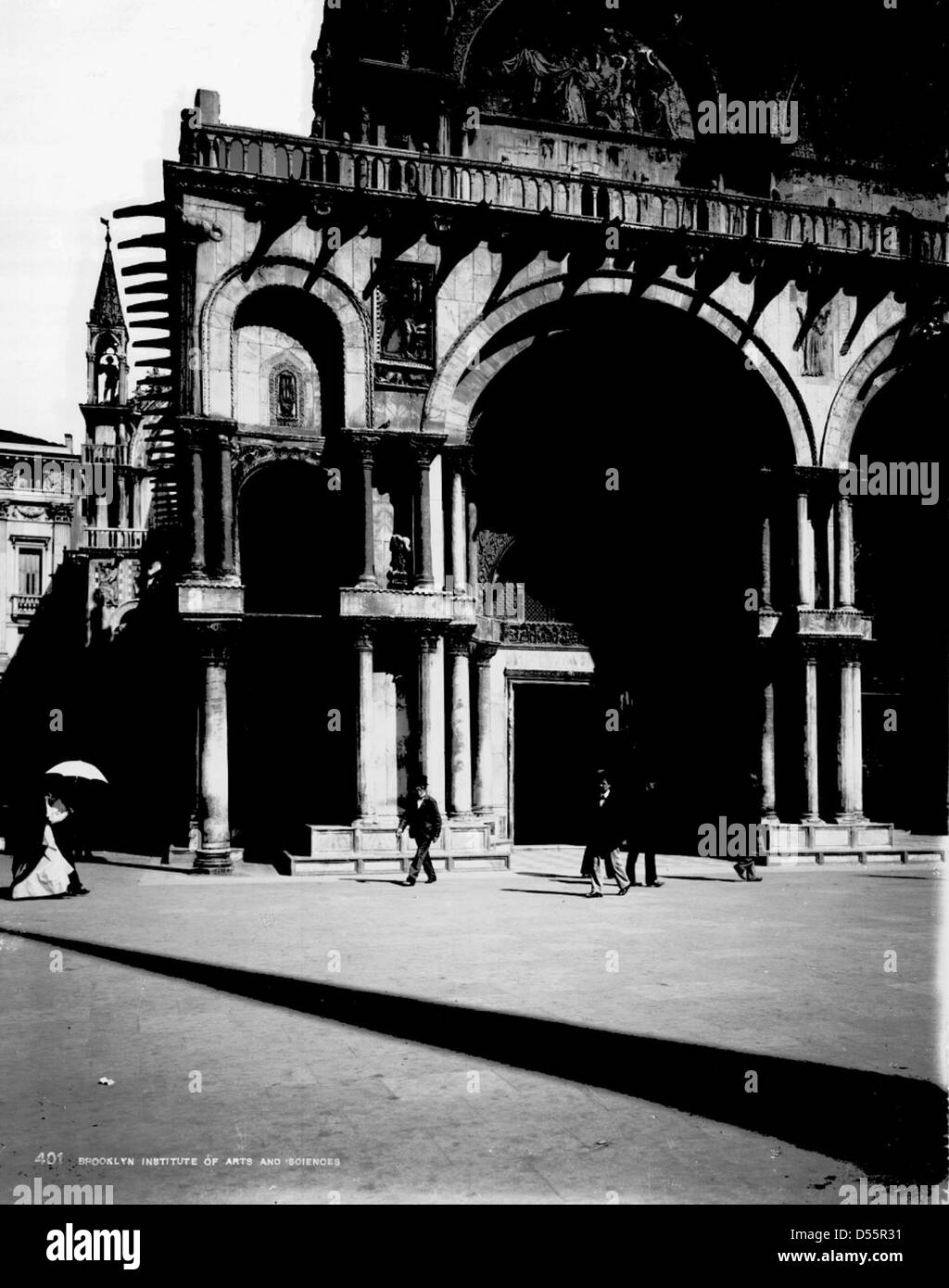 Une photographie de la basilique de Marc à Venise, Italie, prise en 1895. Cette cathédrale emblématique, connue pour son architecture byzantine et ses magnifiques mosaïques, est un symbole de l'histoire et de la culture vénitiennes. Banque D'Images