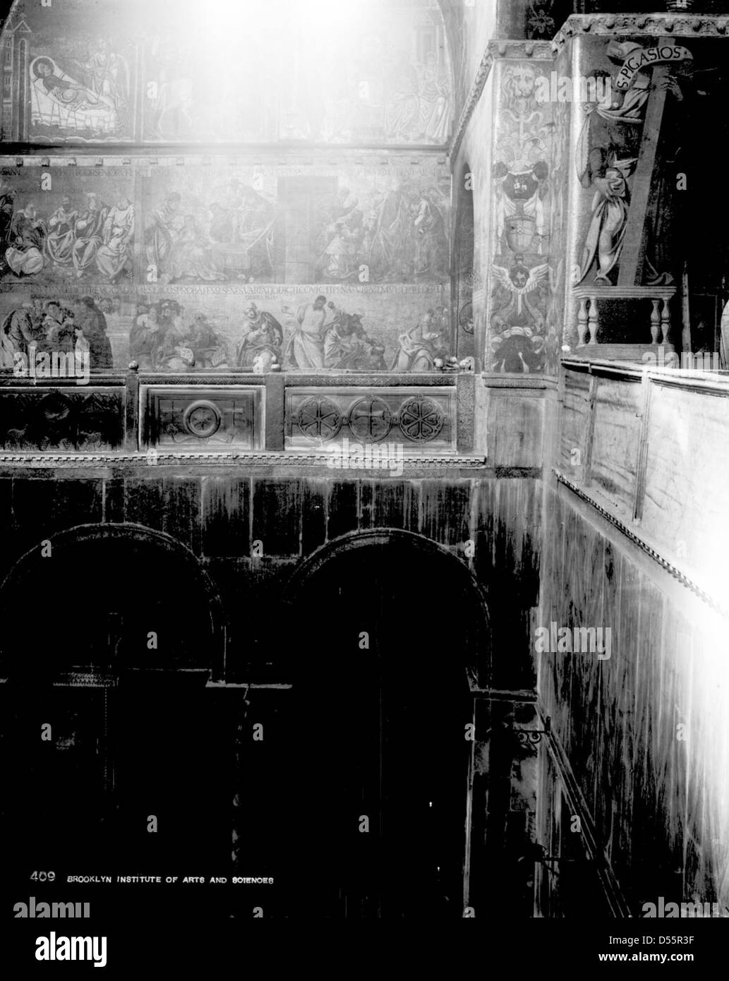 Une photographie de 1895 de la basilique de Marc à Venise, en Italie, capturant sa grandeur architecturale et ses détails de conception complexes. Banque D'Images