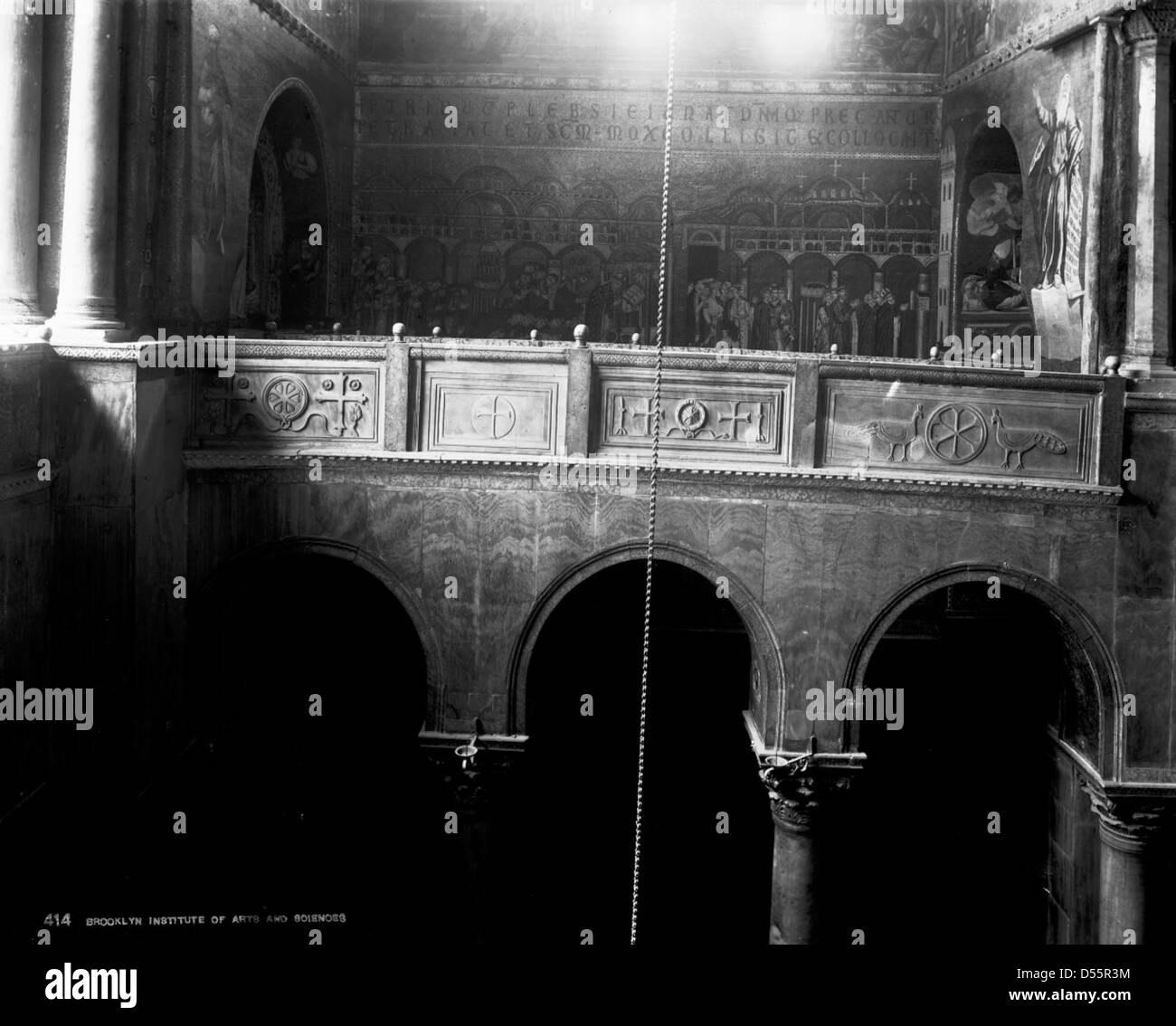 La photographie de la basilique de Marc à Venise, en Italie, prise en 1895, met en évidence son architecture byzantine complexe. La cathédrale est réputée pour ses mosaïques opulentes et son importance historique dans la culture vénitienne. Banque D'Images