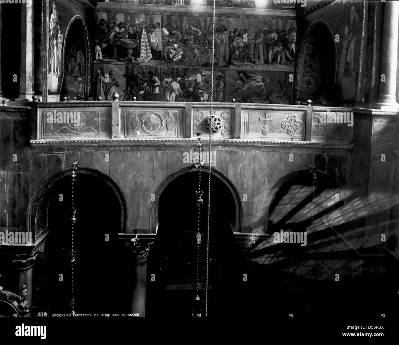 Une photographie historique de la basilique de Marc à Venise, Italie, de 1895, capturant la grandeur de son architecture byzantine et ses mosaïques ornées. Banque D'Images