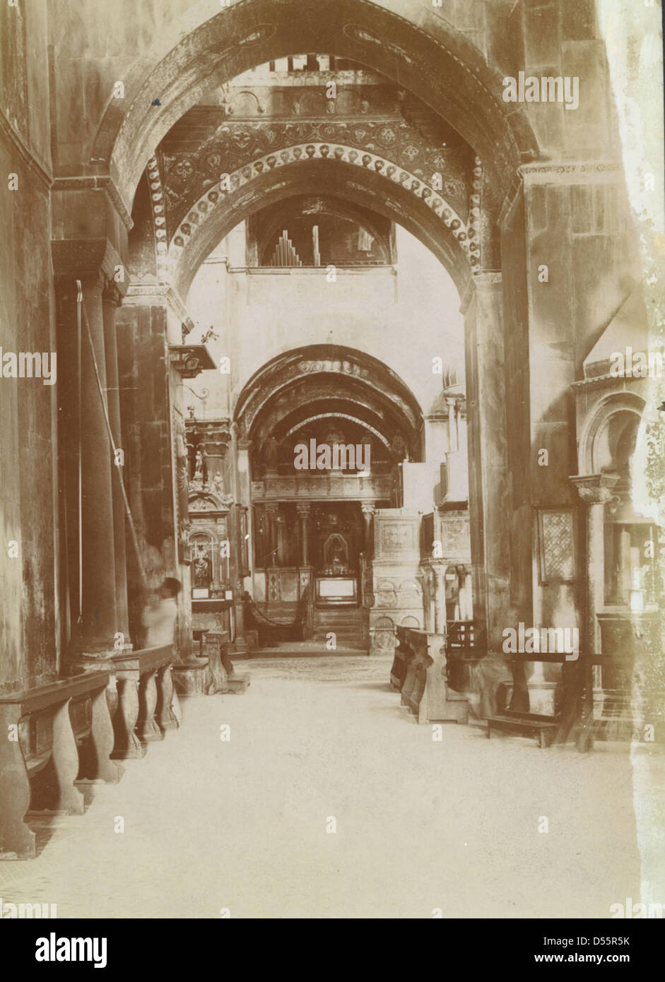 Une photographie de 1901 de la basilique de Marc à Venise, en Italie, capturant son architecture étonnante et le paysage vénitien environnant. La photographie met en valeur les mosaïques complexes et les influences byzantines. Banque D'Images