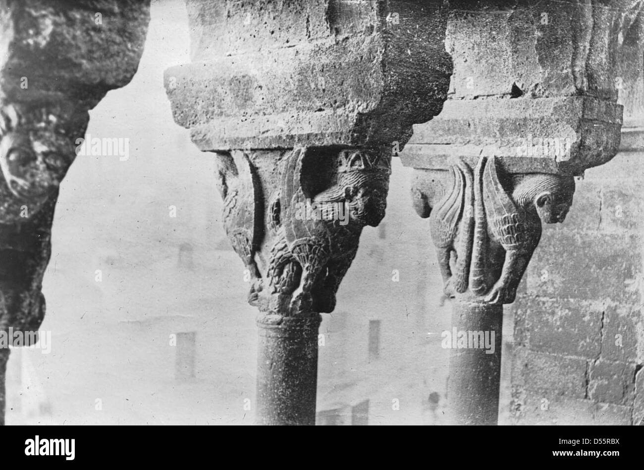 La cathédrale de Bitonto, située en Italie, est un autre exemple significatif de l'architecture romane. Sa conception met en valeur la simplicité et la grandeur caractéristiques du style, qui prévaut dans de nombreuses églises historiques. Banque D'Images