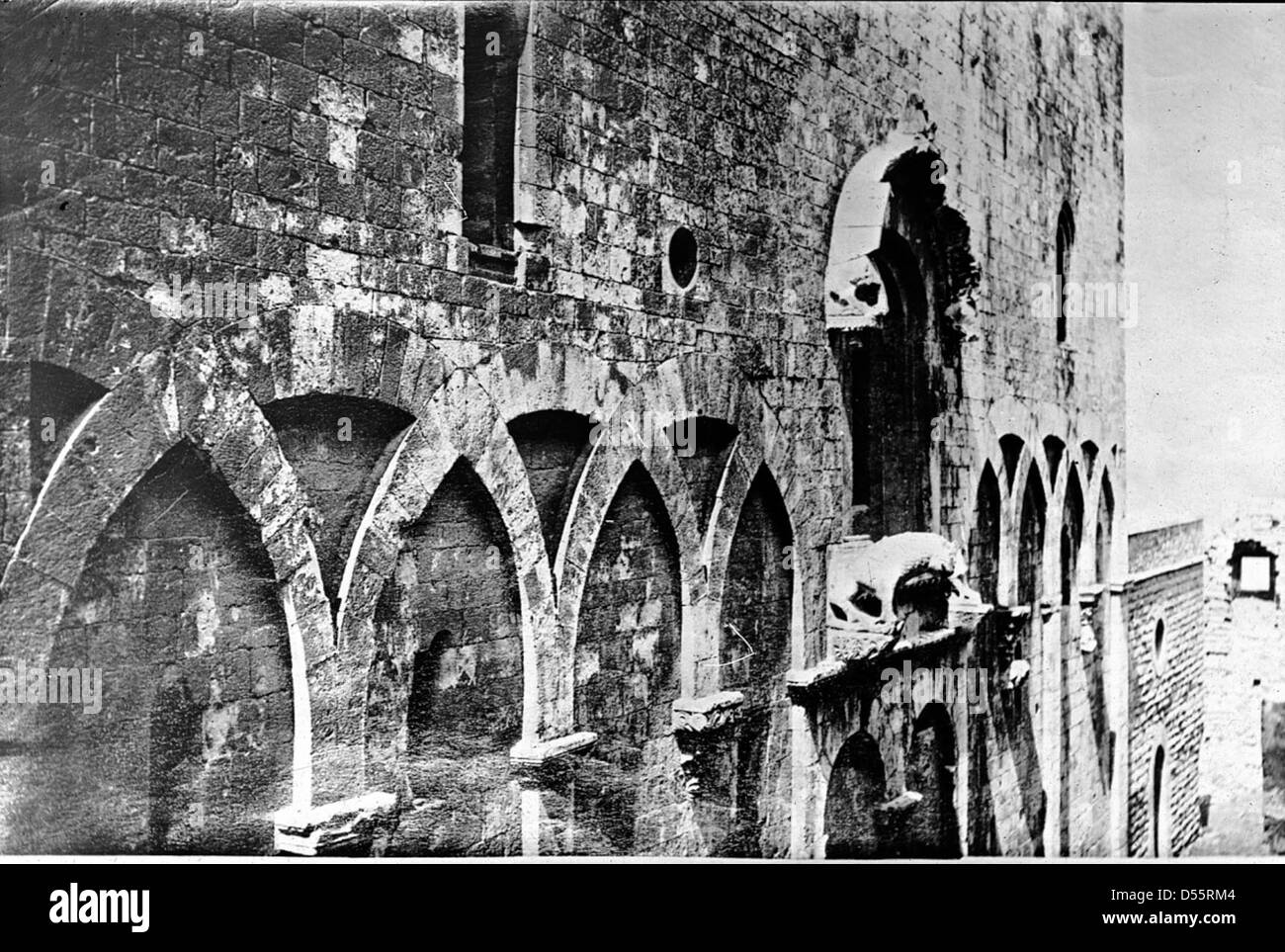Une photographie de Molfetta, en Italie, capturant les monuments architecturaux de la ville et la beauté côtière. L'image met en valeur les sites historiques et le charme méditerranéen de cette ville portuaire italienne. Banque D'Images