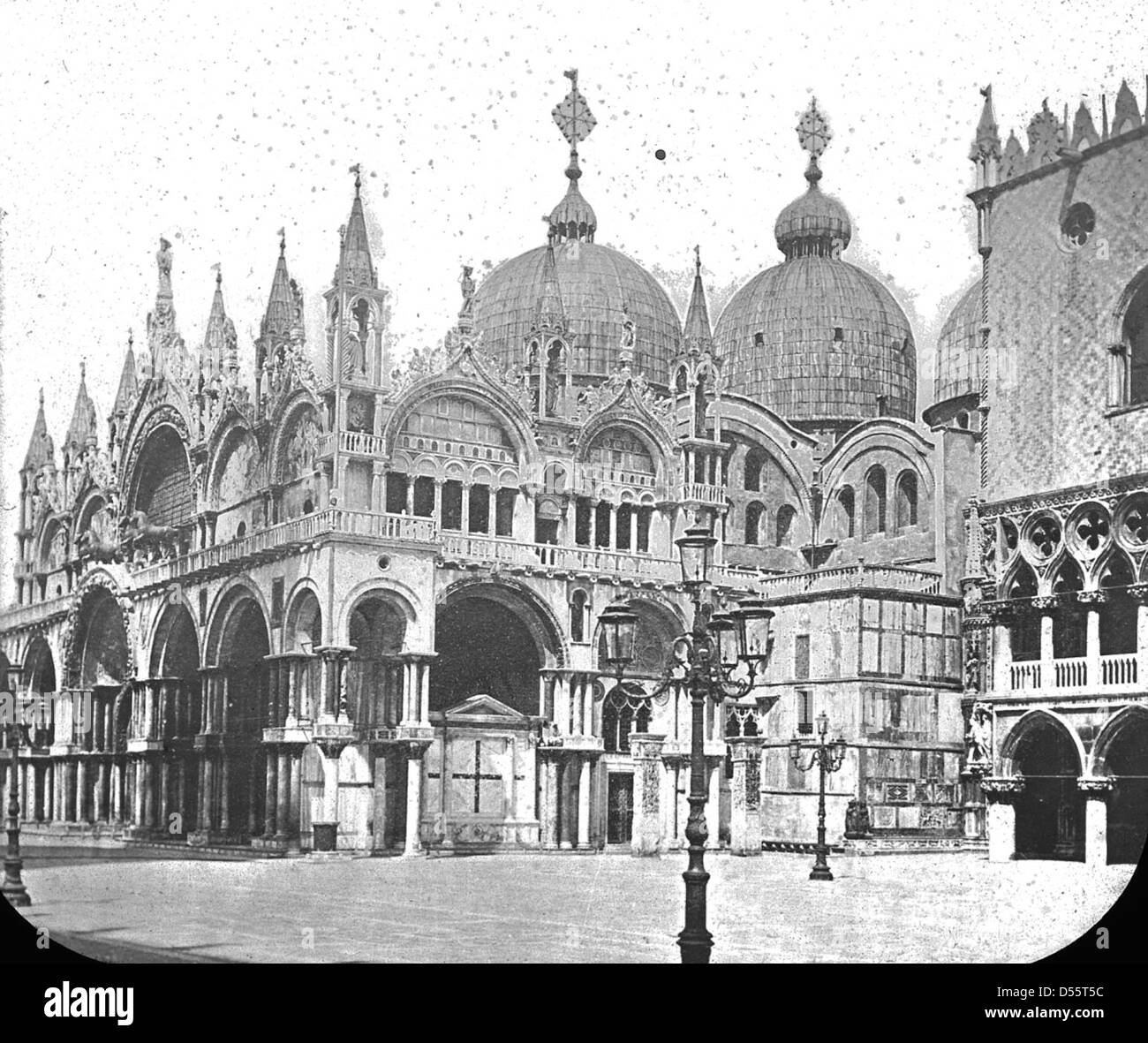 Une photographie de la basilique de Marc (S. Marco) à Venise, en Italie, mettant en valeur son architecture byzantine et ses magnifiques mosaïques. Mark's est l'une des églises les plus célèbres au monde. Banque D'Images