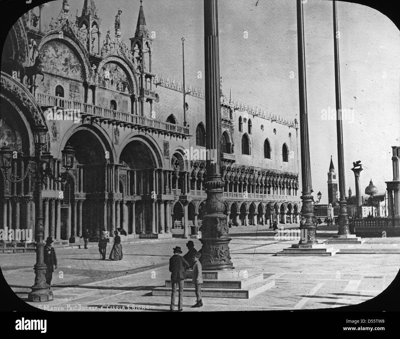 Une photographie de la basilique de Marc à Venise, en Italie, connue pour son architecture byzantine et ses mosaïques ornées. La basilique est l'un des monuments les plus célèbres de Venise, attirant des visiteurs du monde entier. Banque D'Images