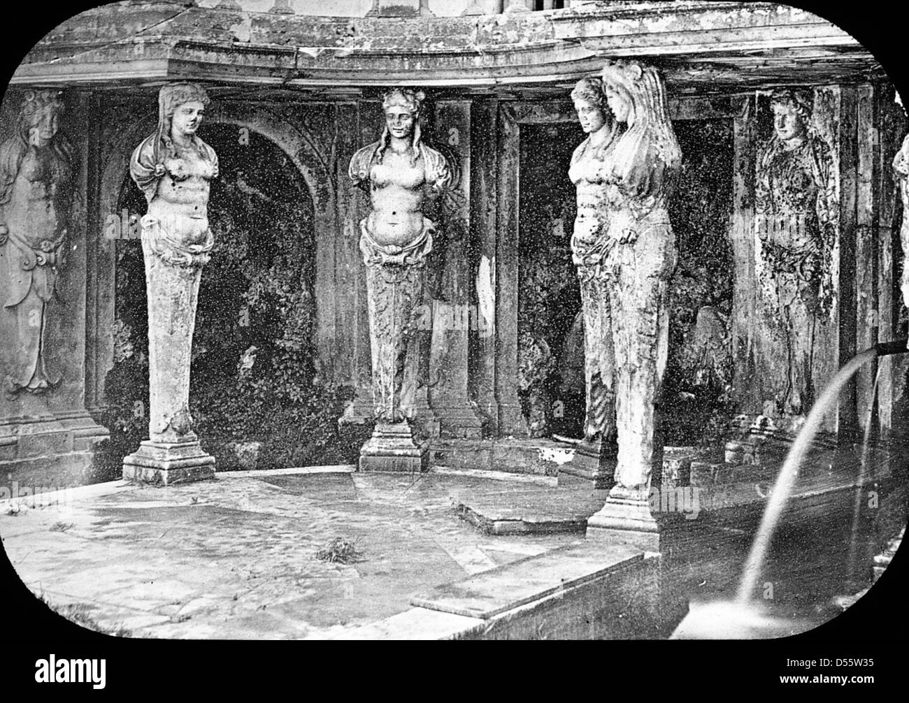 Villa de Papa Giulio à Rome, en Italie, est un exemple notable de l'architecture Renaissance, avec une cour, une fontaine et des colonnes conçues par Bartolomeo Ammannati. Cette villa historique met en valeur la grandeur du design de la Renaissance italienne. Banque D'Images
