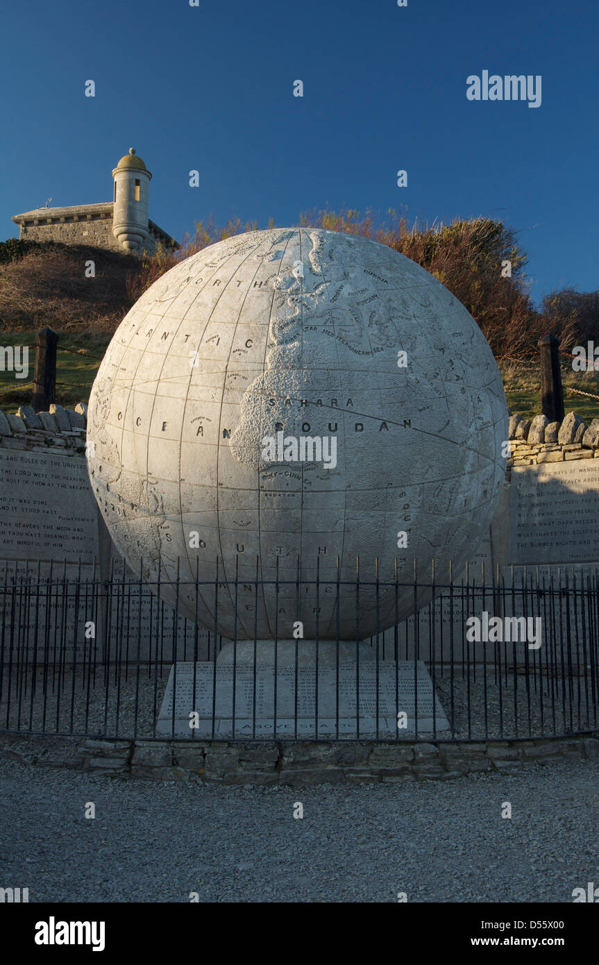 Le grand monde à tête Durlston près de Swanage dans le Dorset. Construit en pierre de Portland en 1887, il pèse 40 tonnes. À l'île de Purbeck, England, UK. Banque D'Images