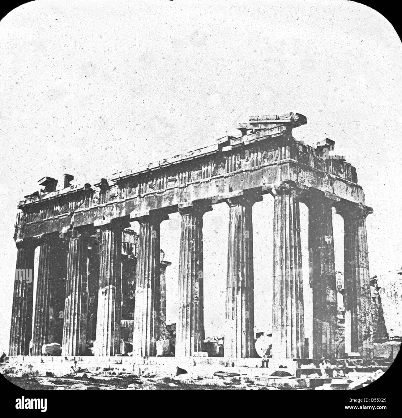 Une photographie du Parthénon à Athènes, Grèce. L'image capture la grande architecture du temple emblématique, avec ses colonnes et sa signification historique en tant que symbole de la Grèce antique. Banque D'Images