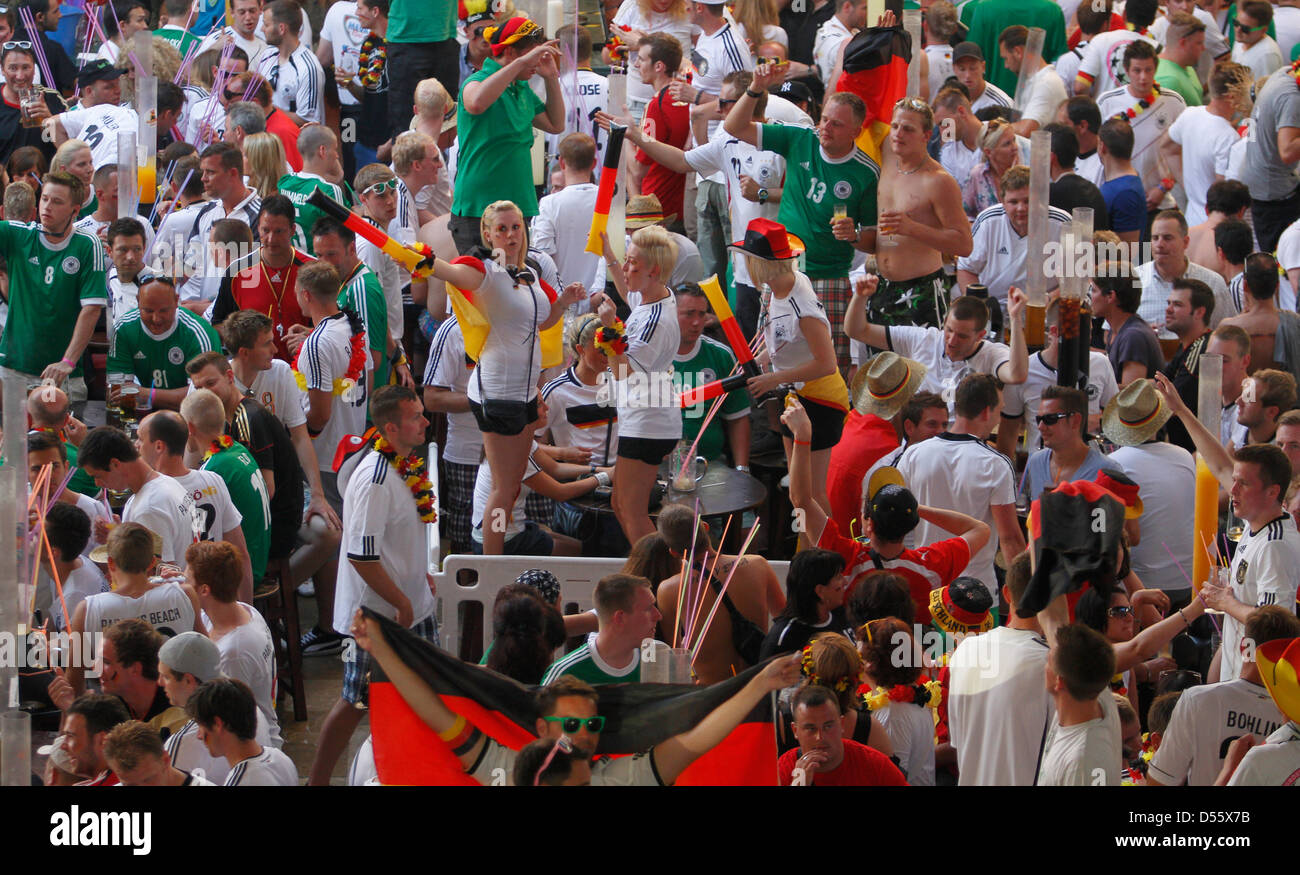 Les partisans de l'équipe nationale de football Allemagne réagir pendant qu'ils regardent leur demi-finale de coupe d'Europe à l'île ensoleillée de Majorque Banque D'Images