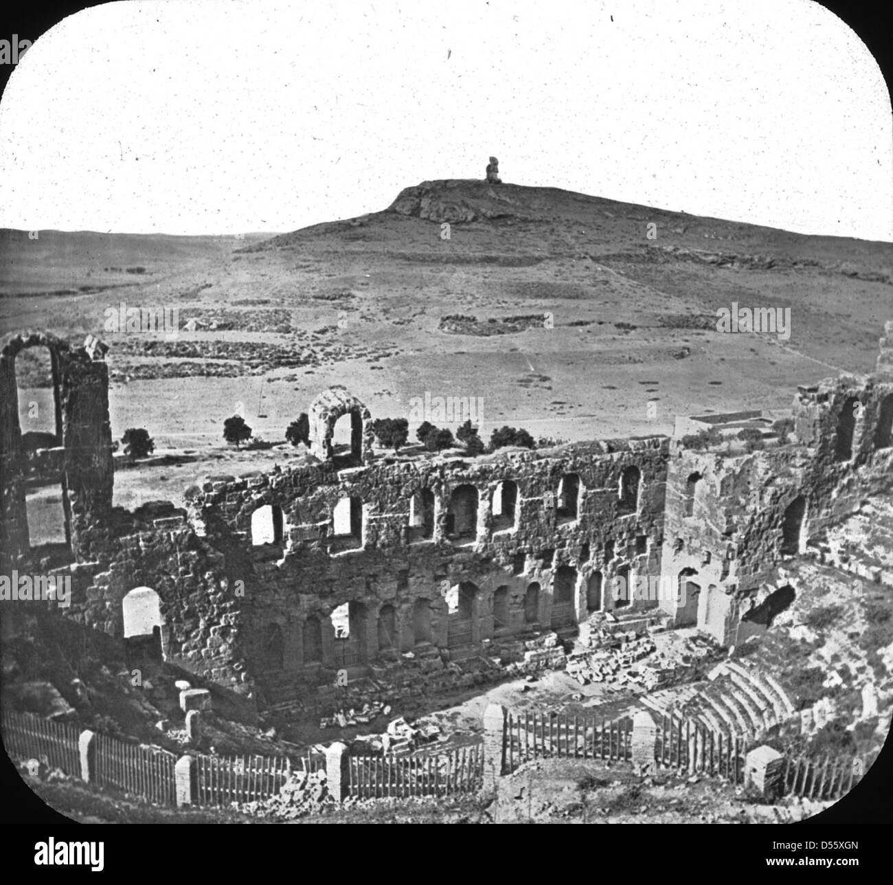 Une photographie de l'Odéon d'Hérode Atticus à Athènes, Grèce, un amphithéâtre classique qui a été construit à l'origine au IIe siècle de notre ère. L'image capture la grandeur de la structure sur fond de l'Acropole. Banque D'Images