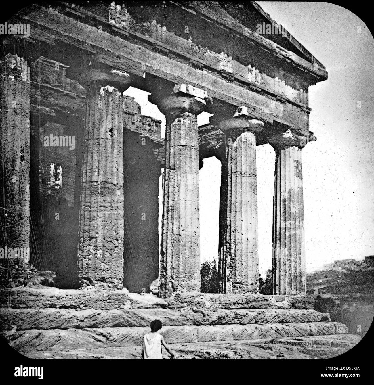 Le temple de la Concorde à Girgenti (Agrigente), en Italie, est un ancien temple grec bien conservé dédié à Concordia. Construit vers 440 av. J.-C., il reste l'un des exemples les mieux conservés de l'architecture dorique grecque. Banque D'Images
