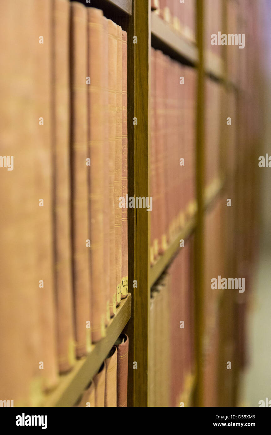 Vieux textes gouvernementaux sur les étagères de la Bibliothèque publique de Boston. Les documents publics. Banque D'Images