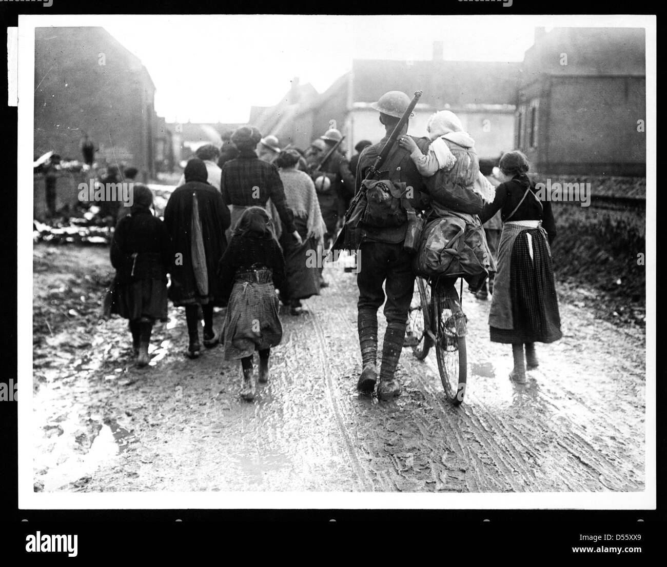 Soldats britanniques arrivant dans un village, au cours de la Première Guerre mondiale Banque D'Images