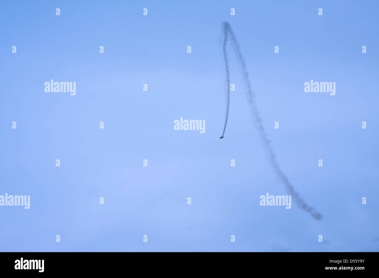 Avion acrobatique faisant des acrobaties avec la fumée sur le ciel Banque D'Images