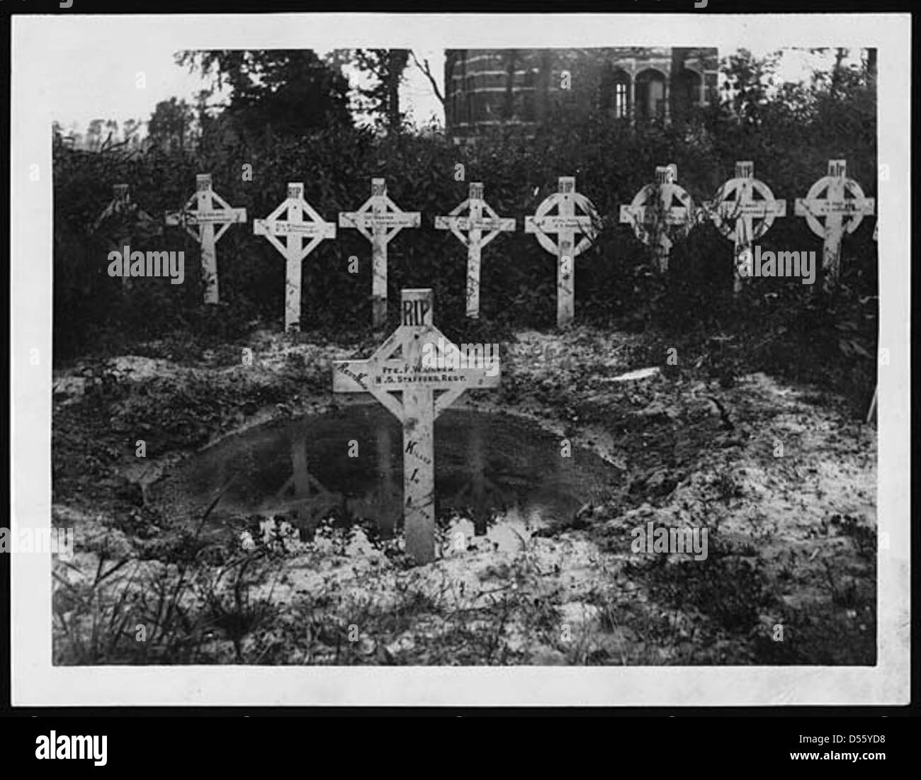 Les tombes des soldats britanniques en France servent de rappel solennel aux sacrifices consentis pendant la première Guerre mondiale, marquant les lieux de repos définitifs de ceux qui ont combattu dans les tranchées et sur les lignes de front. Banque D'Images