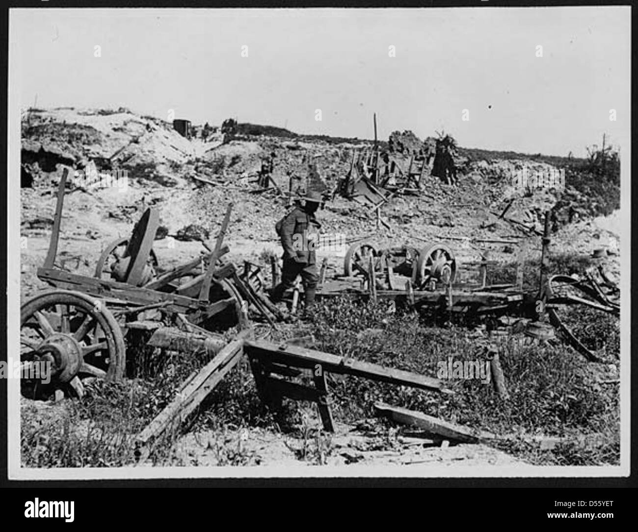 Les restes de chars d'artillerie et d'autres équipements militaires, laissés sur place à la suite des combats de la première Guerre mondiale, illustrent la dévastation de la guerre. Banque D'Images