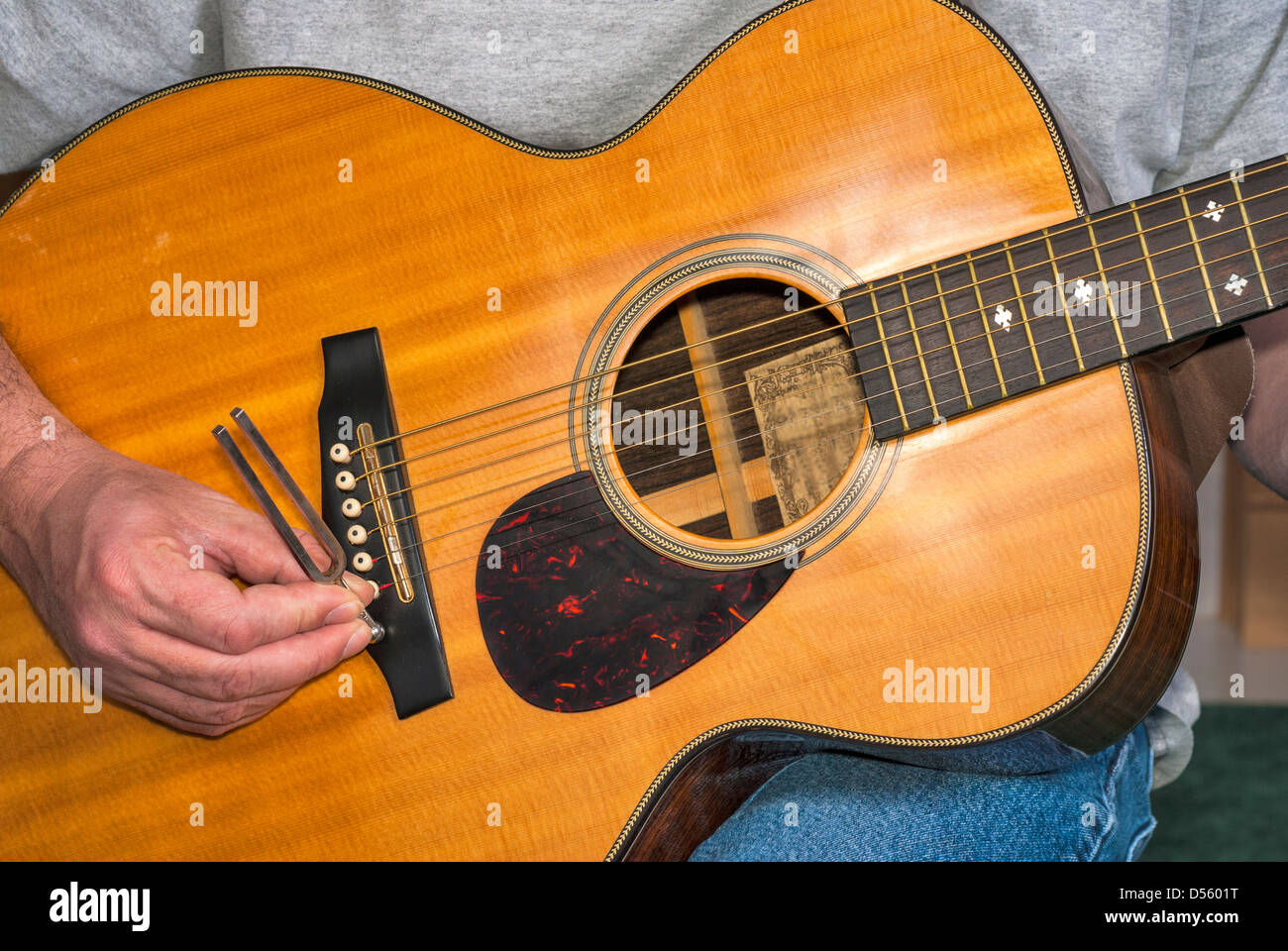 Diapason utilisé pour aider à accorder une guitare Photo Stock - Alamy