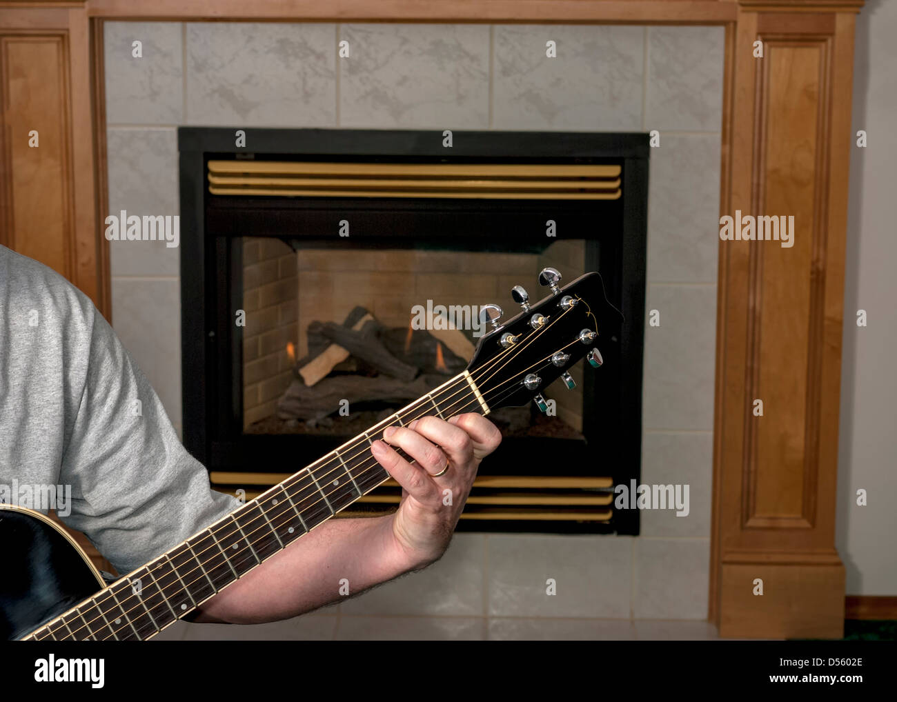 Un cordon C'est joué sur une guitare Banque D'Images