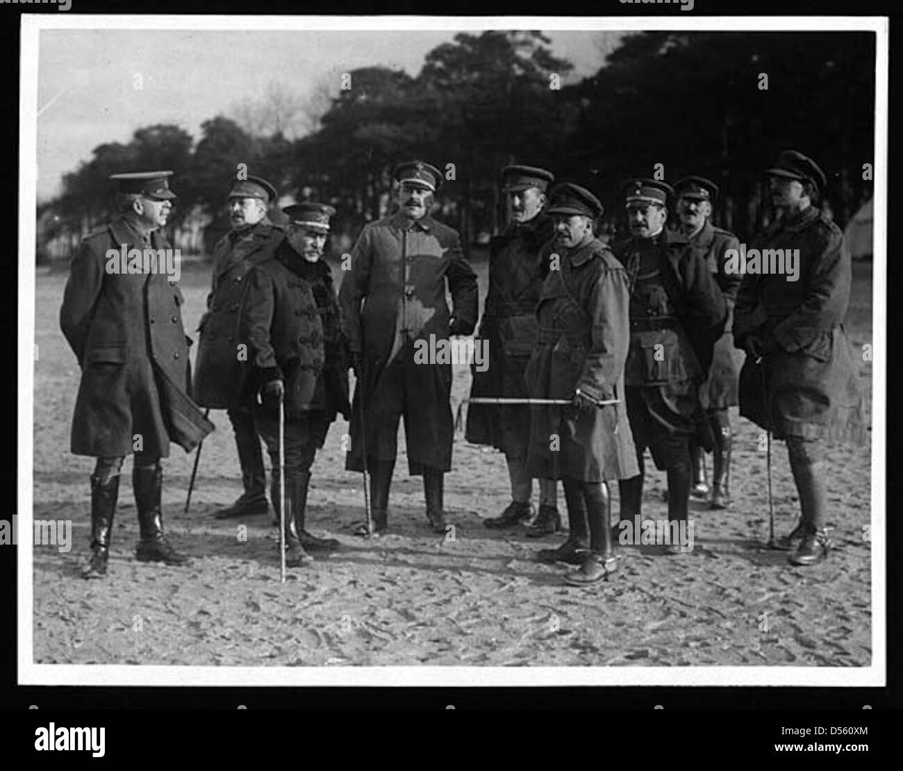 L'image montre des généraux espagnols observant des exercices militaires sur les terrains d'entraînement pendant la première Guerre mondiale. La scène reflète la discipline militaire et les préparatifs menés par les forces espagnoles pendant le conflit. Ces exercices étaient essentiels pour maintenir la préparation et la coordination tactique. Banque D'Images