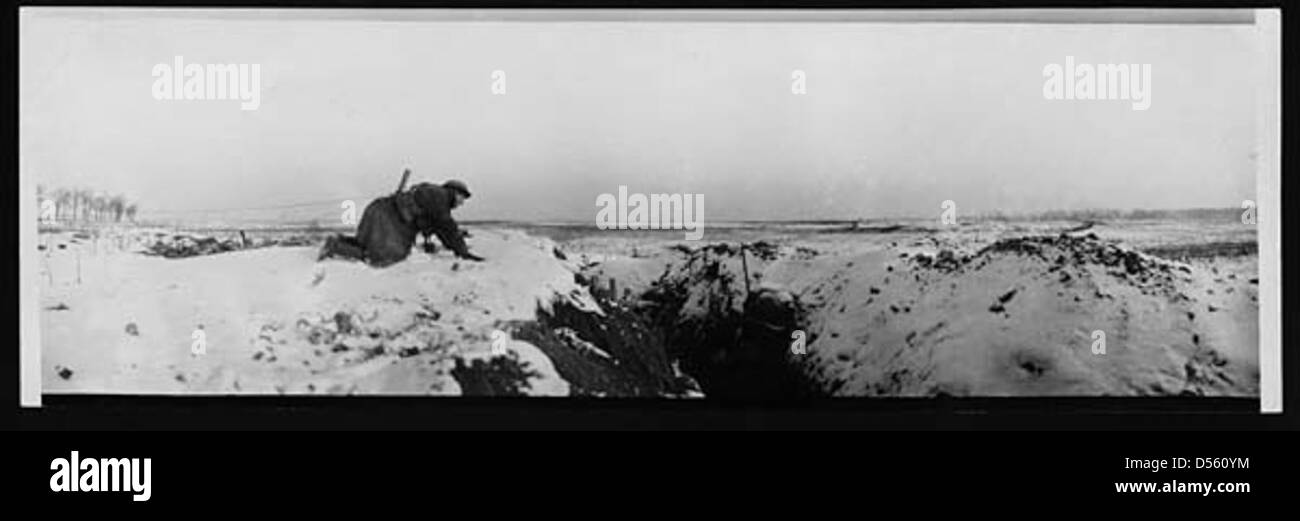 Un soldat rampant vers les lignes alliées après avoir été blessé au combat. Cette image met en évidence les conditions extrêmes que les soldats ont endurées pendant la première Guerre mondiale, risquant souvent leur vie pour retourner en sécurité après une blessure. Banque D'Images