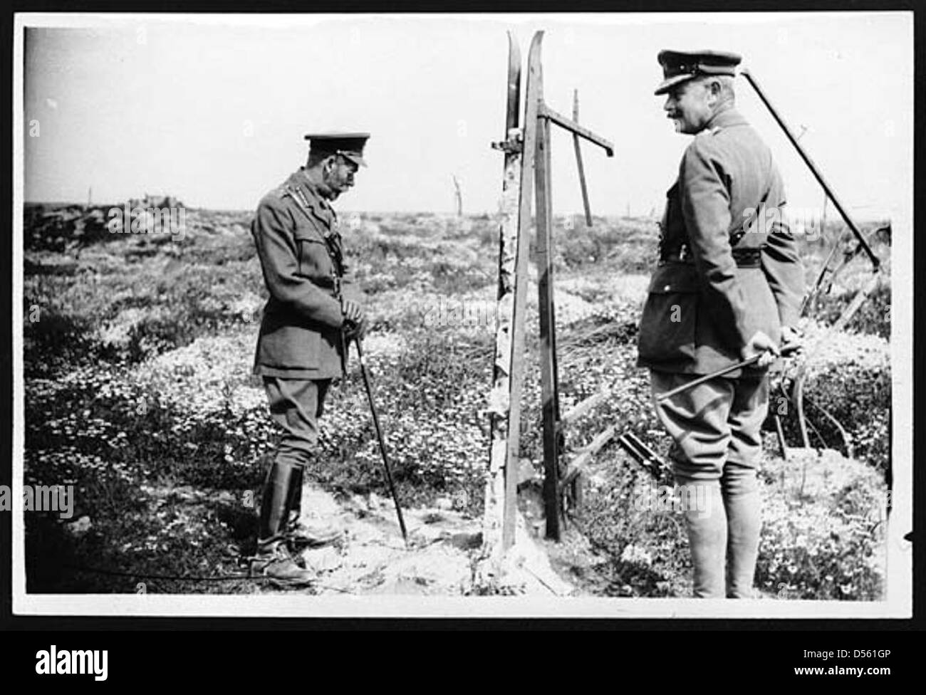 Sa Majesté inspectant les vestiges de l'église Thiepval, un site important sur le front occidental pendant la première Guerre mondiale Banque D'Images