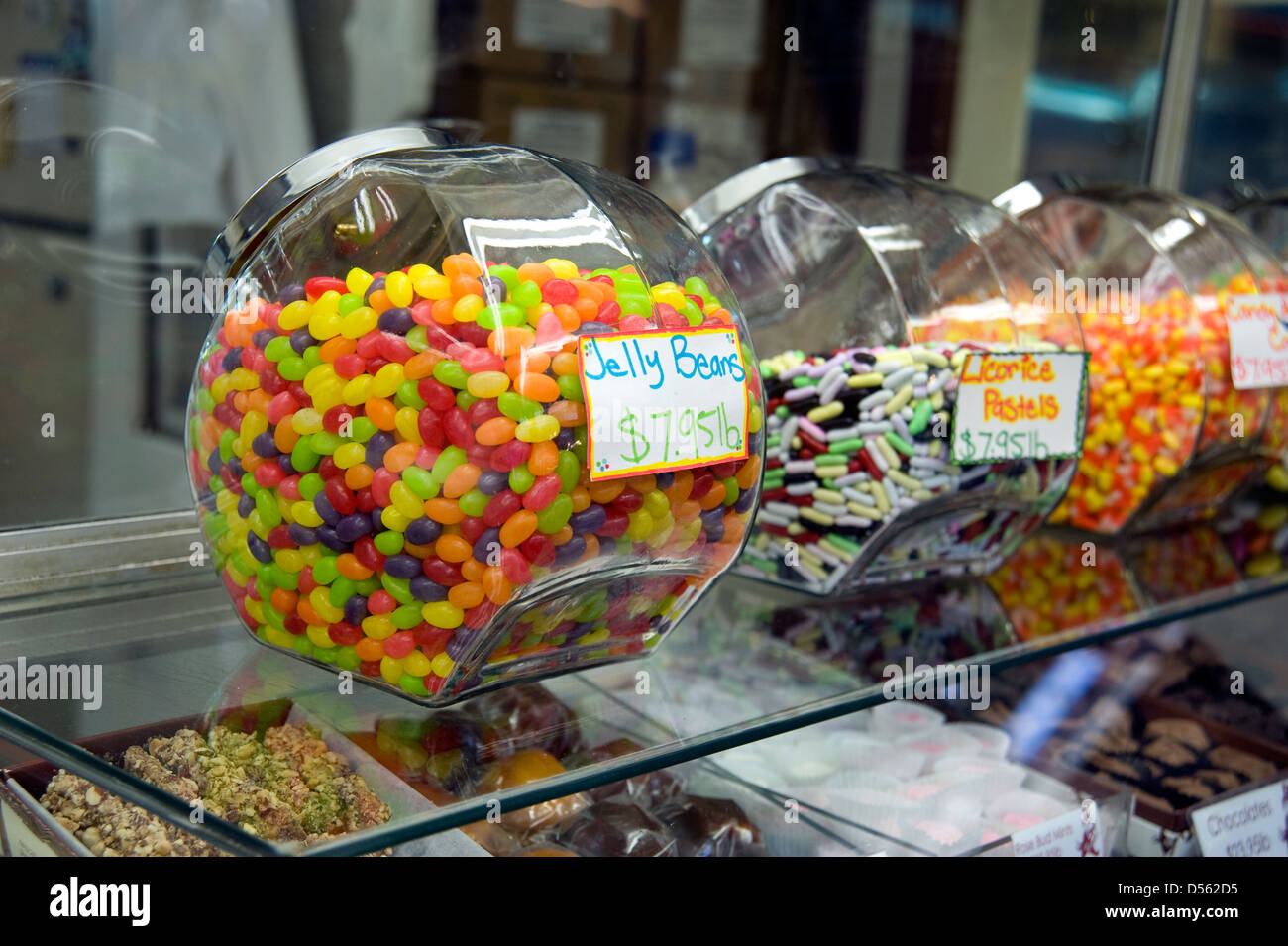 Bocal de bonbons sur le comptoir de confiserie à l'ancienne Photo Stock -  Alamy