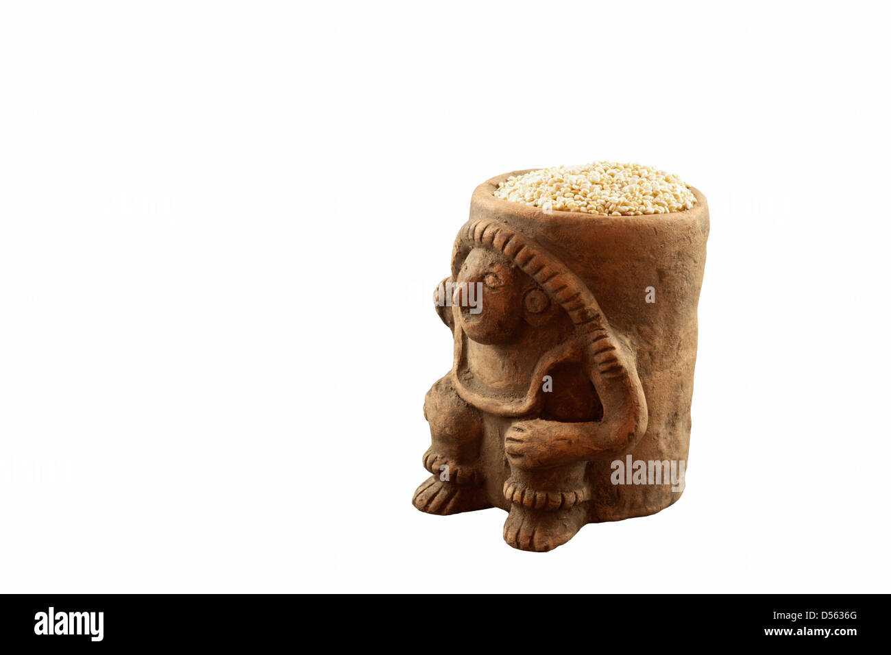 Quinoa doré biologique (Chenopodium quinoa) dans un vieux pot en argile de la province d'Imbabura au nord de l'Équateur Banque D'Images